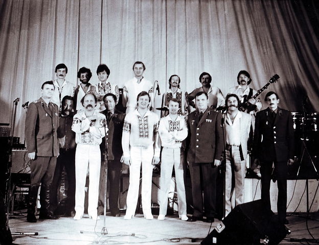 После концерта "Песняров" в Доме Офицеров Ленинска, космодром Байконур. Это их второй приезд (1982 - 83г.г.?) Первые гастроли были в 1977г.
